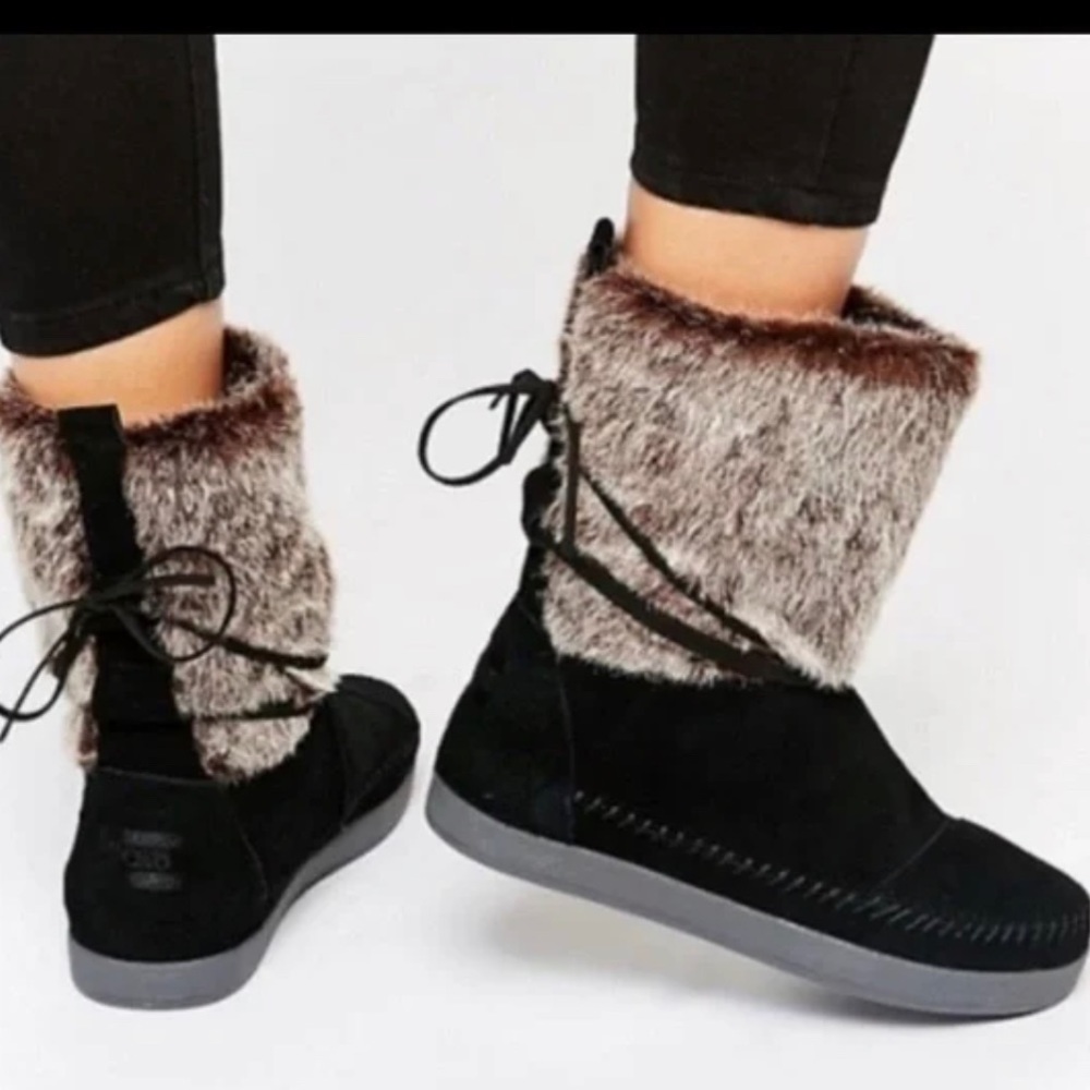 TOMS Nepal Black Leather Faux Fur Moccasin Boots size 8
